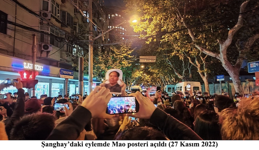 Şanghay’daki eylemde Mao posteri açıldı (27 Kasım 2022) Şanghay’daki eylemde Mao posteri açıldı (27 Kasım 2022)