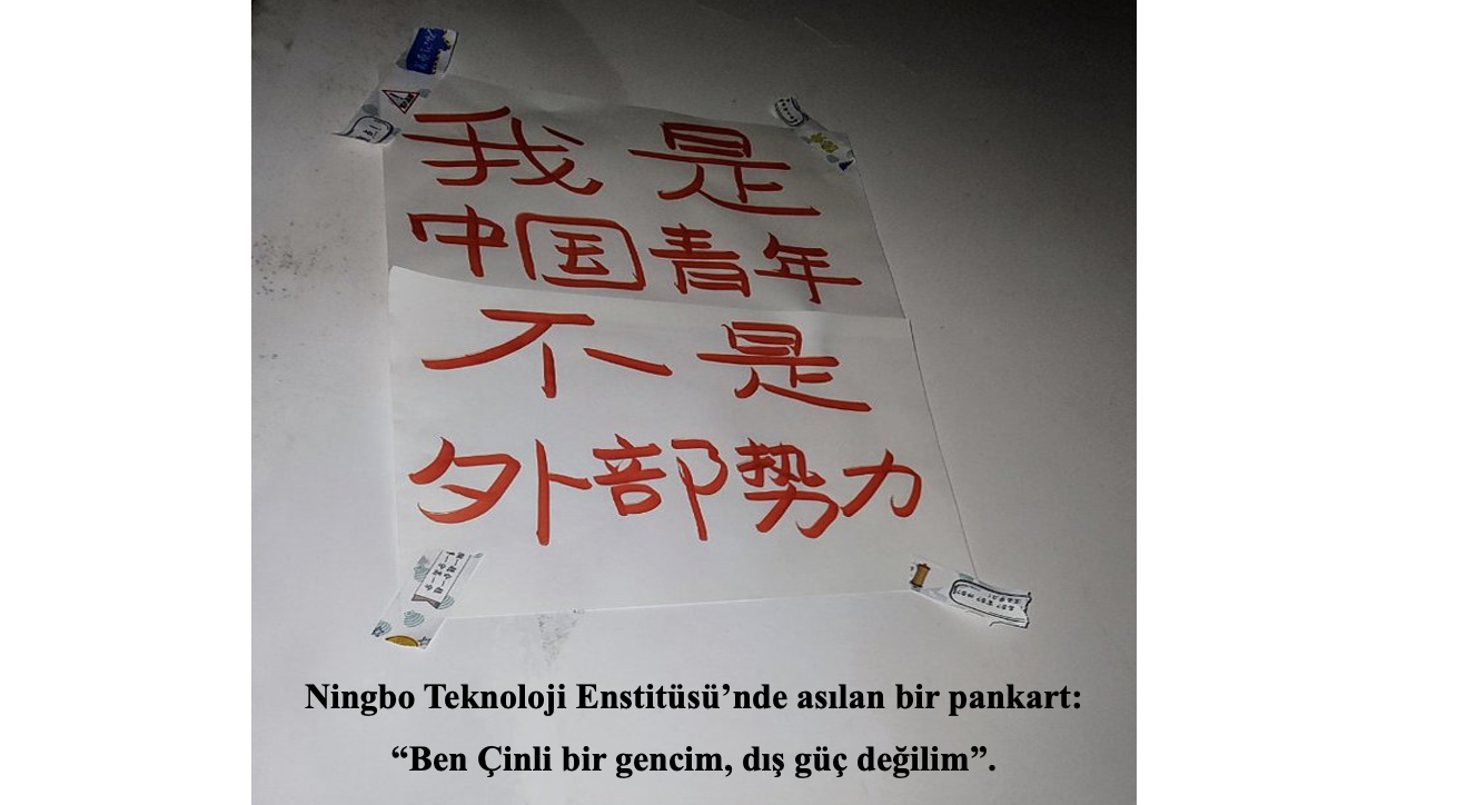 Ningbo Teknoloji Enstitüsü’nde asılan bir pankart: “Ben Çinli bir gencim, dış güç değilim”. Ningbo Teknoloji Enstitüsü’nde asılan bir pankart: “Ben Çinli bir gencim, dış güç değilim”.