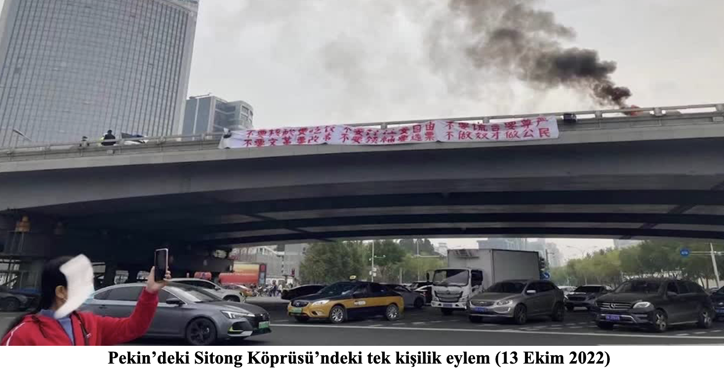 Pekin’deki Sitong Köprüsü’ndeki tek kişilik eylem (13 Ekim 2022) Pekin’deki Sitong Köprüsü’ndeki tek kişilik eylem (13 Ekim 2022)
